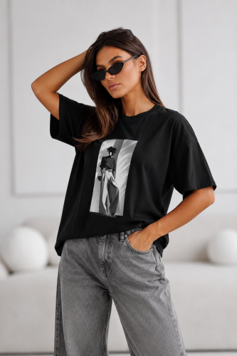 T-SHIRT-Z-NADRUKIEM-3D-MADAME-SUE-CZARNY-1.png