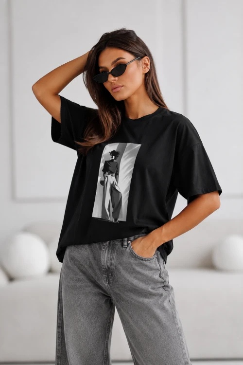 T-SHIRT-Z-NADRUKIEM-3D-MADAME-SUE-CZARNY-1.png