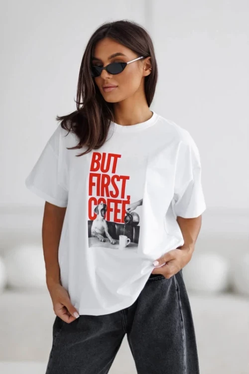 T-SHIRT-Z-NADRUKIEM-FIRST-COFEE-MADAME-SUE-BIALY.png