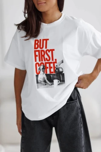 T-SHIRT-Z-NADRUKIEM-FIRST-COFEE-MADAME-SUE-BIALY-2.webp