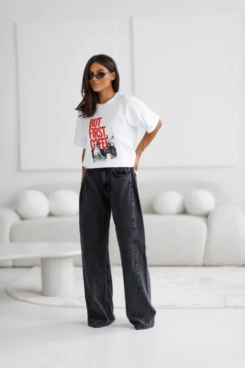 T-SHIRT-Z-NADRUKIEM-FIRST-COFEE-MADAME-SUE-BIALY-3.webp