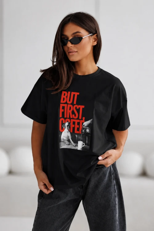 T-SHIRT-Z-NADRUKIEM-FIRST-COFEE-MADAME-SUE-CZARNA.png