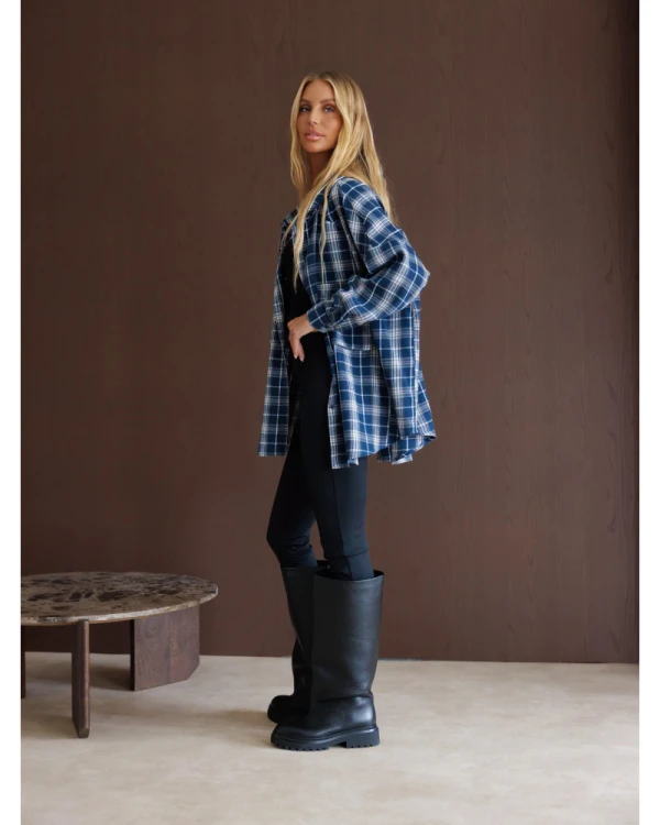 koszula-oversize-w-krate-z-kapturem-by-o-la-la-niebieska-navy-blue-3.jpg