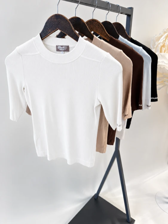 BLUZKA-T-SHIRT-BASIC-PRAZKOWANY-Z-NAPISEM-BY-O-LA-LA-PERLOWY-BIALY.png