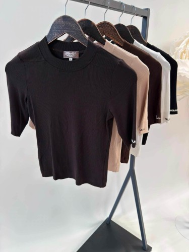 BLUZKA-T-SHIRT-BASIC-PRAZKOWANY-Z-NAPISEM-BY-O-LA-LA-CZARNY.png