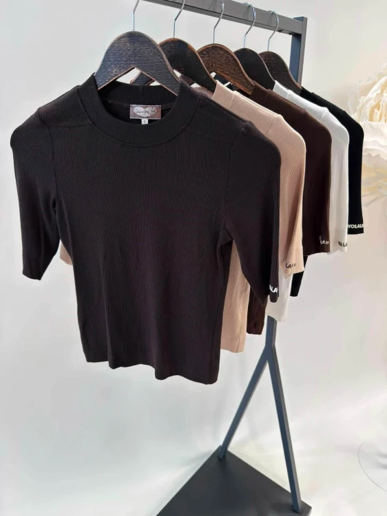 BLUZKA-T-SHIRT-BASIC-PRAZKOWANY-Z-NAPISEM-BY-O-LA-LA-CZARNY.png