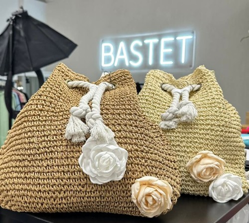 totbo-plecak-bastet-z-odpinanymi-kwiatuszkami-ciemny-ijasny-bez.jpeg