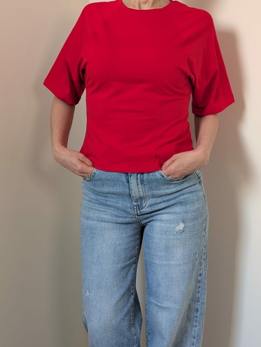 bluzka-t-shirt-taliowana-z-przeszyciem-by-o-la-la-red-kiss-1.jpeg