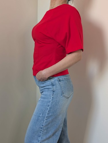 bluzka-t-shirt-taliowana-z-przeszyciem-by-o-la-la-red-kiss-2.jpeg
