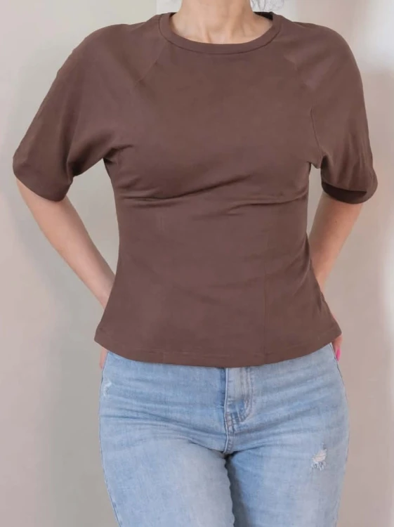 bluzka-t-shirt-taliowana-z-przeszyciem-by-o-la-la-kakao-1.jpeg