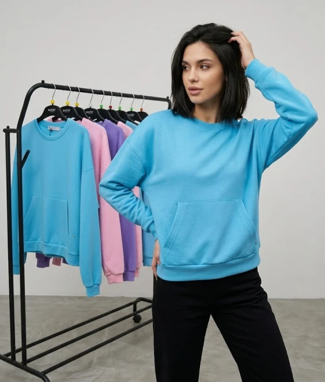 bluza-damska-kangurka-z-kieszeniem-bastet-smerfowa-1.jpeg