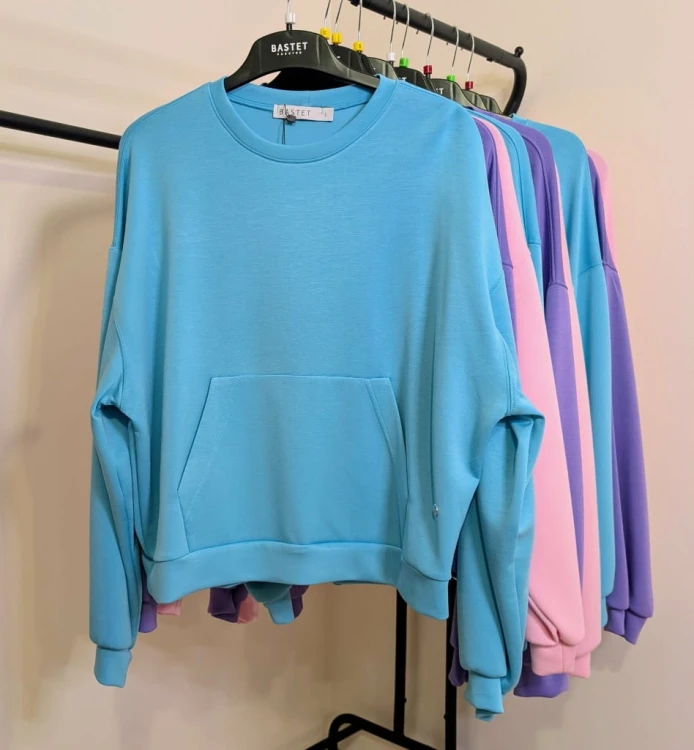 bluza-damska-kangurka-z-kieszeniem-bastet-smerfowa-2.jpeg