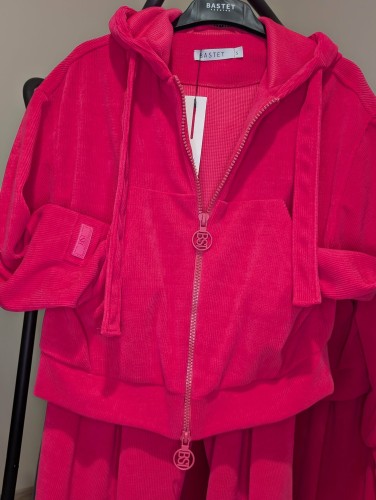 BLUZA-rozpinana-z-kapturem-imitacja-sztruksu-bastet-amarant-4.jpeg
