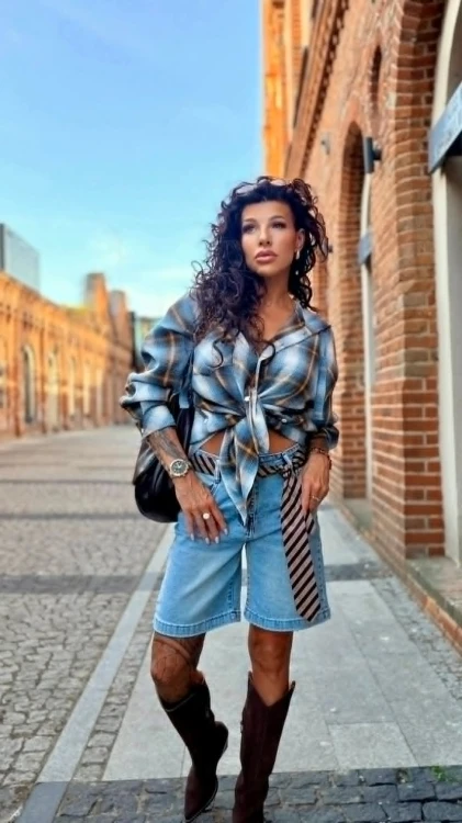 koszula-damska-w krate-oversize-z-kapturem-Bastet-denim-kamel-1.jpeg