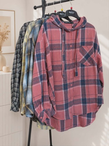 koszula-damska-w krate-oversize-z-kapturem-Bastet-rozowa-denim-2.jpeg