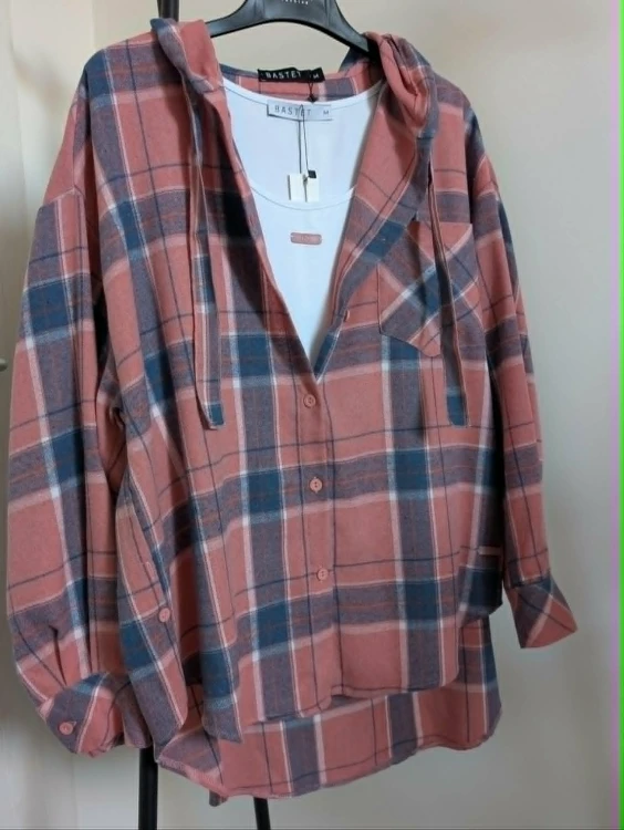 koszula-damska-w krate-oversize-z-kapturem-Bastet-rozowa-denim-3.jpeg
